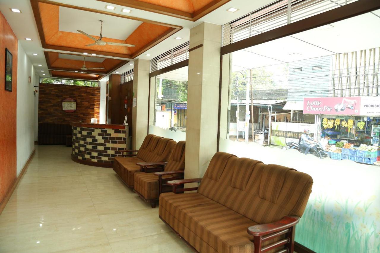 Malabar Plaza Inn Kochi Esterno foto