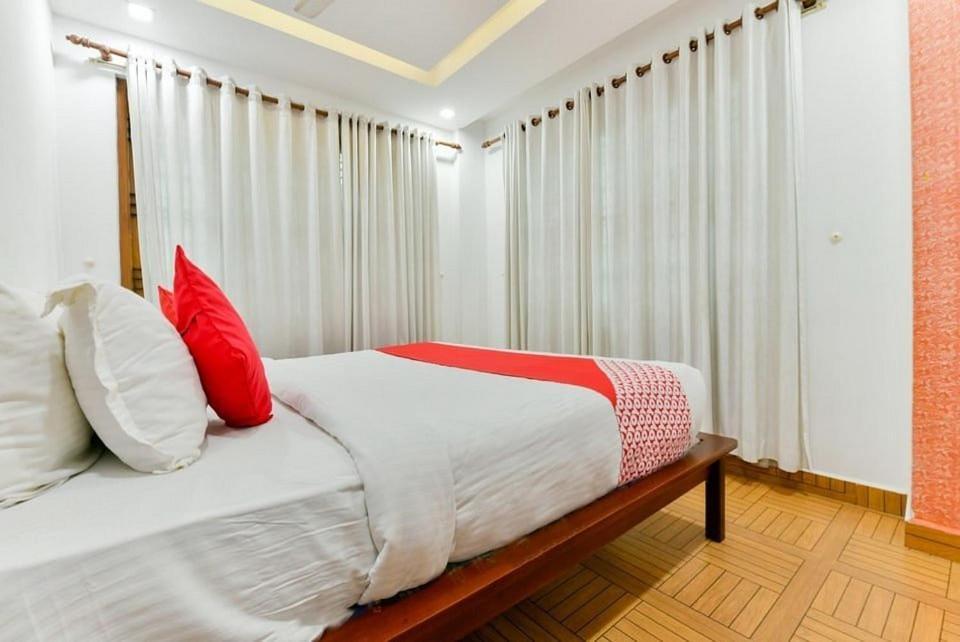 Malabar Plaza Inn Kochi Esterno foto